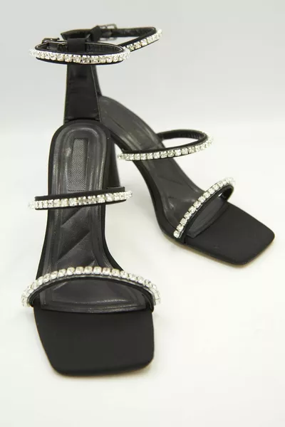 Дамски сатенени вечерни обувки с диамантен камък