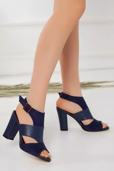 حذاء كاسي الأزرق الداكن من جلد الغزال مع الكعب