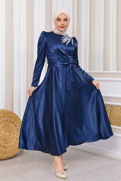 Abito di design in raso con pietre per le spalle