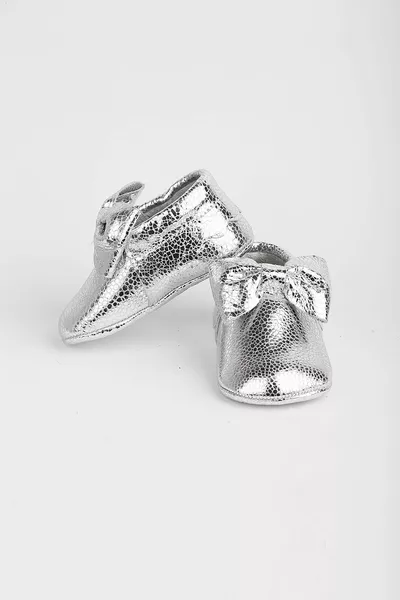 Бебешки мокасини със сребърна панделка