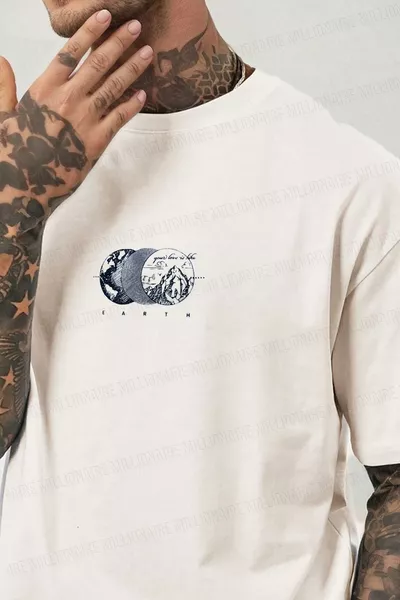 Мъжка тениска в екрю бяло, с широк oversize силует и свободна кройка