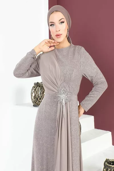 Famalin Abendkleid aus glänzendem Stoff aus Chiffon mit detaillierten Hijab-Details