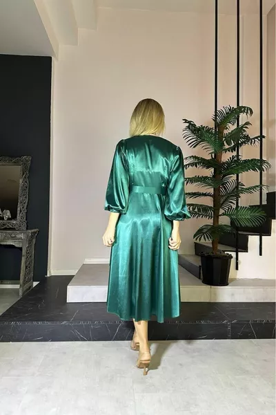  Kruvaze Yaka Kemerli Saten Elbise Zümrüt