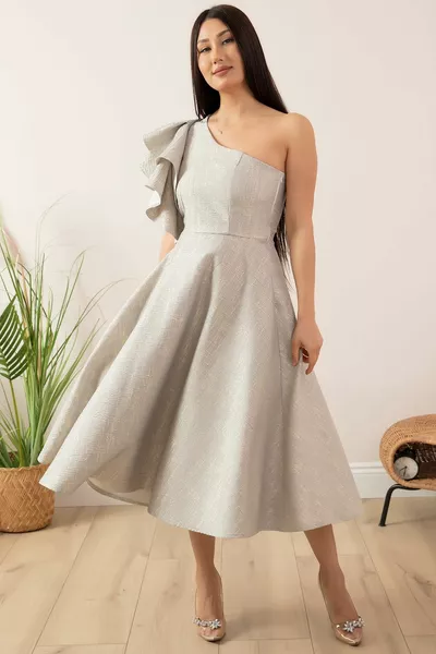 Блестящее платье с воланами на одно плечо 