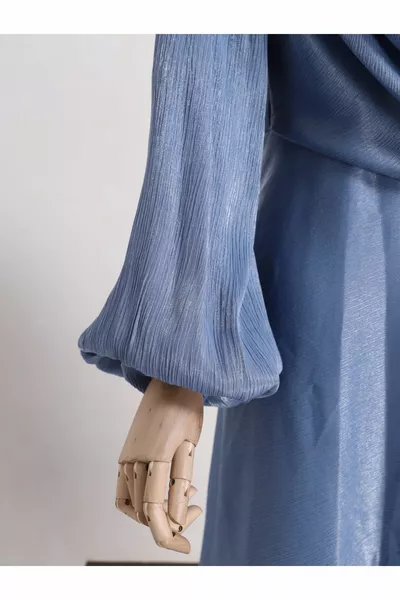 فستان سهرة بأكمام منفوخة مع ذيل درابيه في الأمام