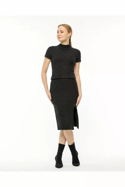 Langer Rock mit schwarzen Haaren geflochten