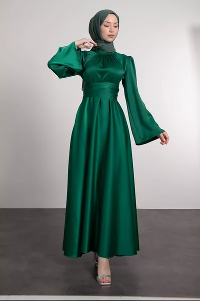 Spanisches Abendkleid mit Ärmeln und Taillengürtel aus Satin Hijab