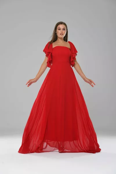 فستان سهرة طويل من الشيفون بأكمام دولاب الموازنة أو تفاصيل الأكتاف المكشوفة