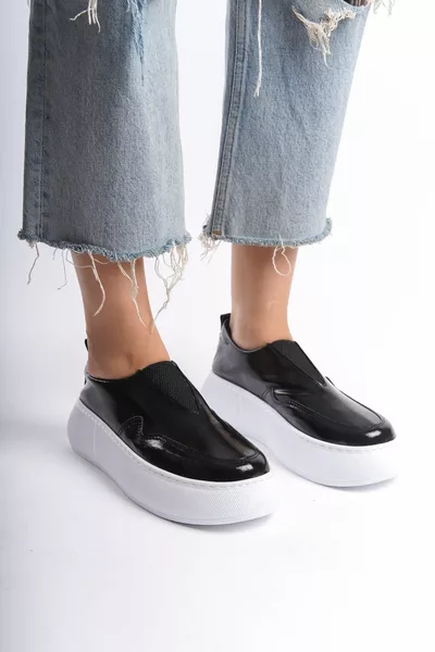 حذاء رياضي مرن نسائي أسود مجعد من الجلد 