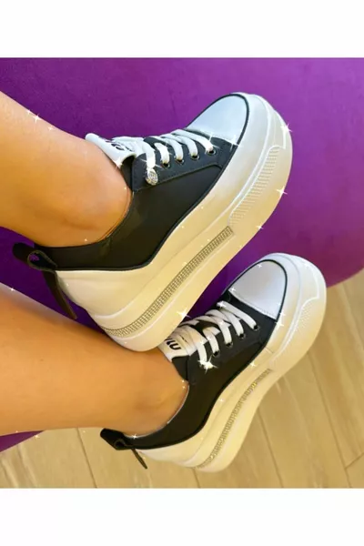 Weiße gepolsterte Sneakers mit Edelsteinen