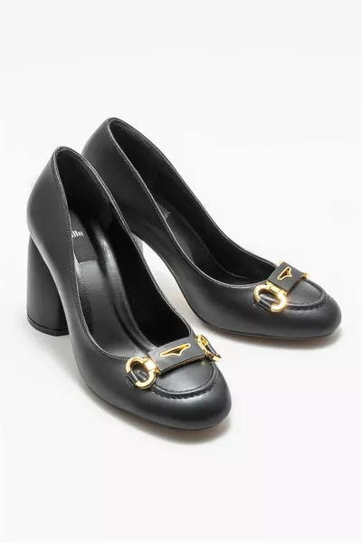 الكعب النسائي الأسود