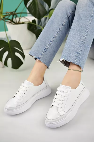 أحذية رياضية نسائية عادية من جلد طبيعي 