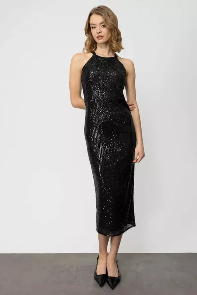 فستان Mi بحزام من الترتر بفتحة في الخلف