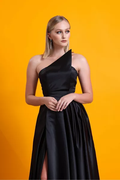 فساتين سهرة سوداء غير متماثلة