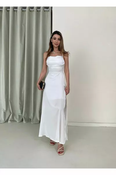 Weißes Kleid mit diagonalen Dekolletéträgern auf der Rückseite mit tiefem Schlitzdetail