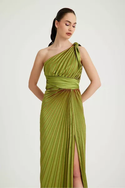 SAT ЕДНО РАМО ПЛИСИРАНА COBE САТЕНЕНА ВЕЧЕРНА РОКЛЯ