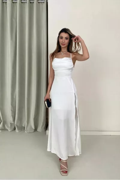 Weißes Kleid mit diagonalen Dekolletéträgern auf der Rückseite mit tiefem Schlitzdetail