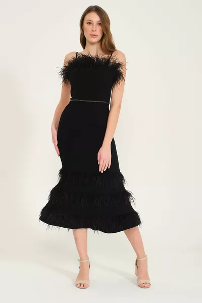 Вечерна рокля с пера от черна яка и пухена пола