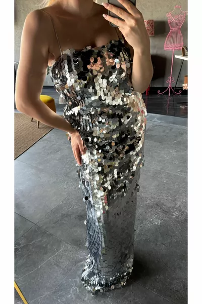 PULLU GÜMÜŞ GECE ELBISESI