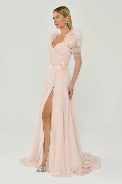 Soffice abito lungo in chiffon a maniche corte con fessura