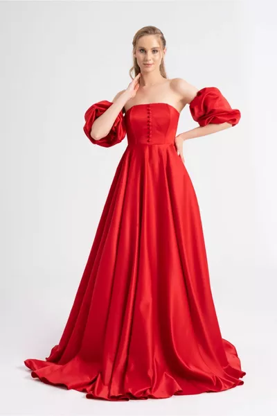 فستان سهرة من الساتان وفستان سهرة مع تفاصيل أزرار حمراء