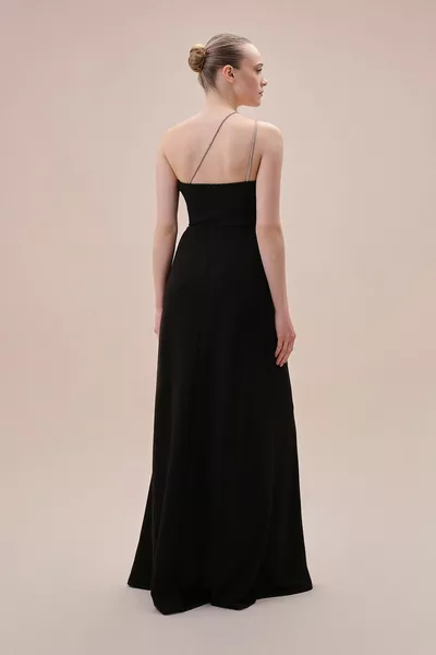 Черное длинное платье на одно плечо с разрезом и крепом