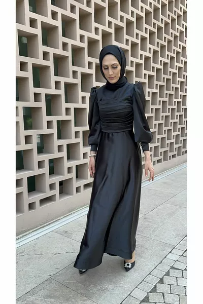 Sirius – Abendkleid aus Satin mit Drapierung und Manschetten und Knöpfen