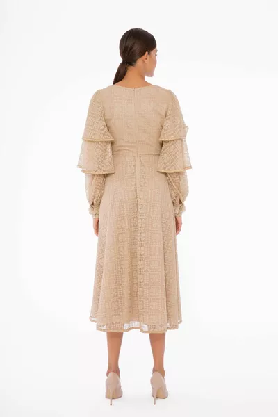 Robe en dentelle beige à rayures et longueur midi