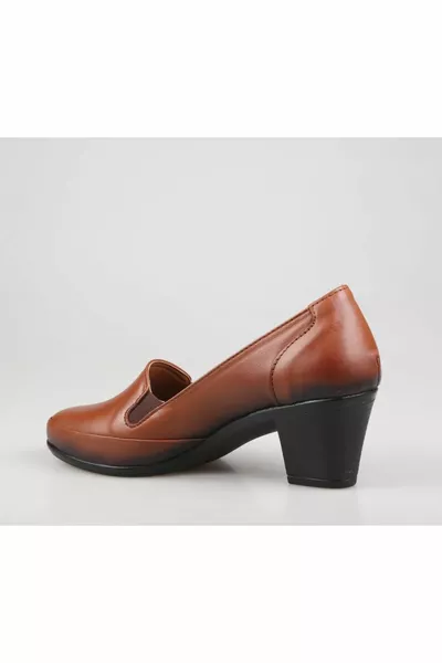  جلد طبيعي العظام تان المرأة عارضة أحذية الأم