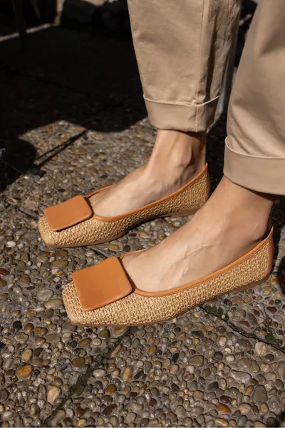 قطع المرأة تان الجلود القش مقبلات الباليه الشقق