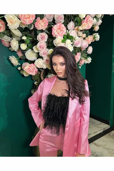 Индивидуальный дизайн розового костюма и стрижка страусиных перьев 