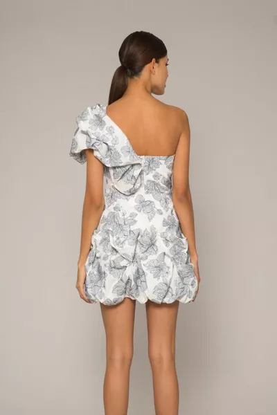 Mini robe de cocktail écrue volumineuse à une épaule