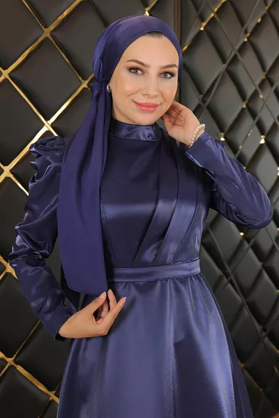 Abito da sera indaco con petto drappeggiato 