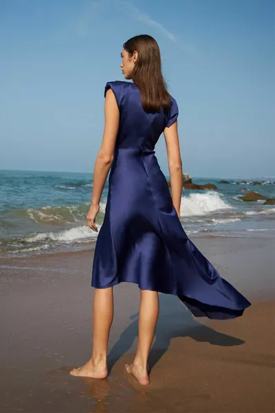 Marineblaues Midikleid mit Rundhalsausschnitt und versehenem Rock mit detailliertem Muster und asymmetrischem Schnitt für Damen