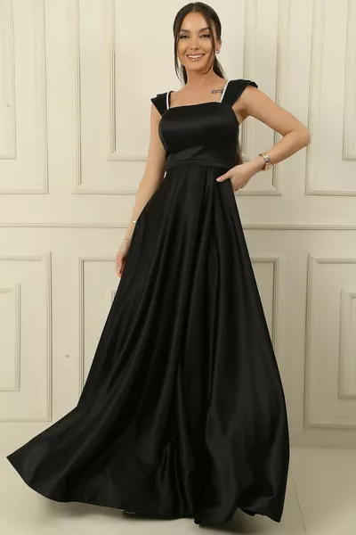 فستان طويل من الساتان بتفاصيل حجرية بياقة مربعة مبطنة بأشرطة