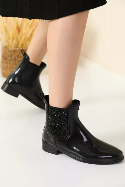 المرأة شقة أحذية المطر القصيرة مع الحجارة