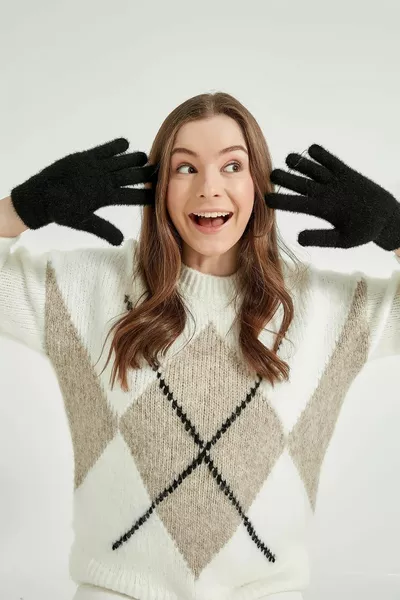  قفازات سوداء من الصوف الناعم