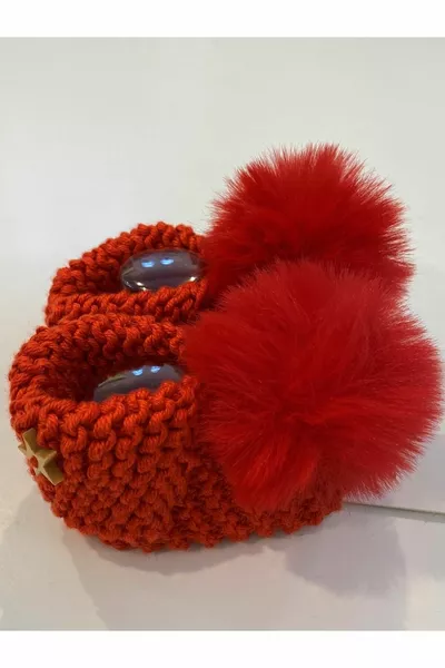 Gebreide babyslofjes met bamboe touw rood met gevederde pompons 0-6 maanden