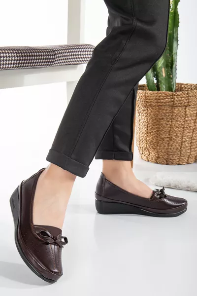 Женская коричневая ортопедическая обувь на подошве с гибким луком