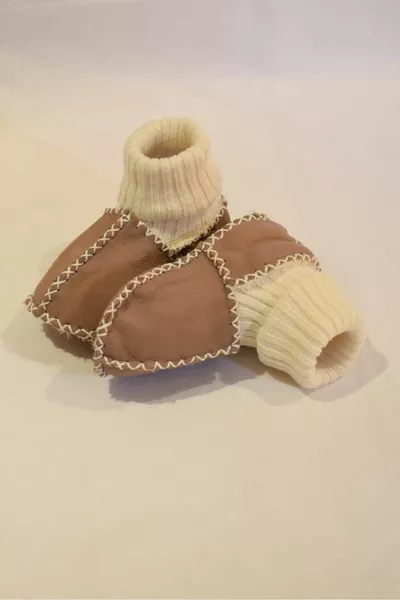 Stivaletti in pelle di agnello per bambini con calzini bianco crema