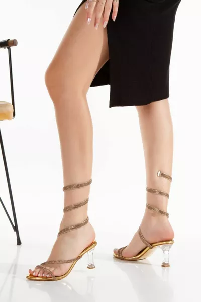 Златни каменни токчета с обвивка на глезена