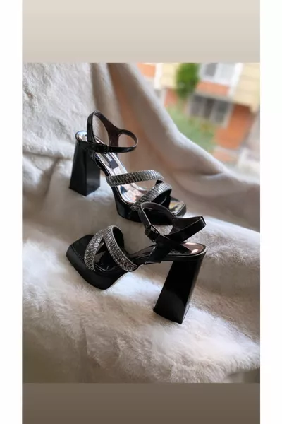 Женская обувь с камнем на платформе