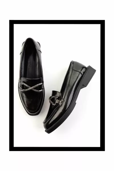 أسود مجعد براءات الاختراع والجلود المرأة أحذية المتسكع 