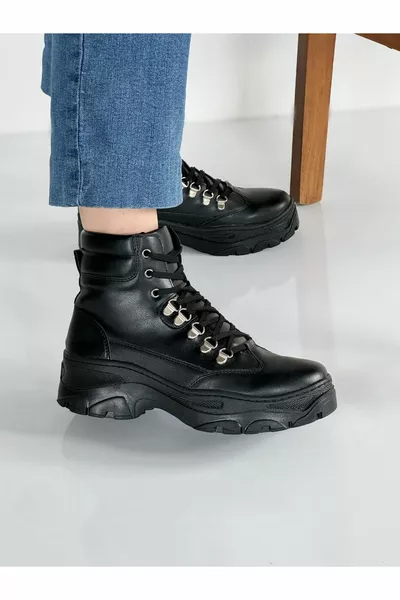 أحذية الثلج السوداء الجلد