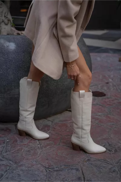 كعب جلدي نسائي حقيقي باللون البيج وأحذية رعاة البقر المطرزة