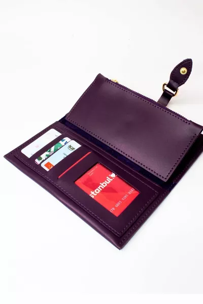 Лилав дамски аксесоар за портфейл с мека кожа, закопчалка, многоотделение, цип в средата и държач за телефон