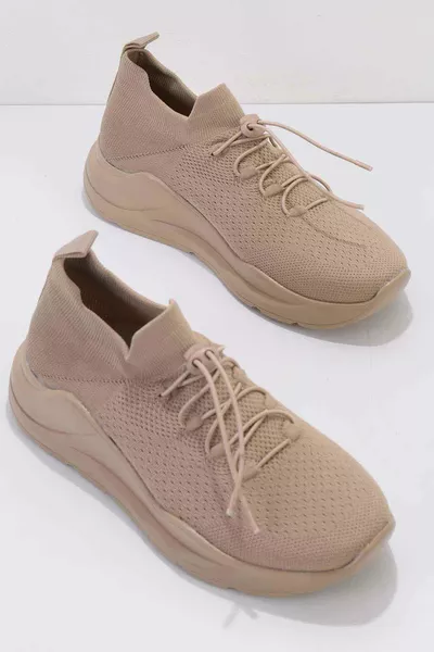 سنيكرز نسائي باللون البيج الداكن 
