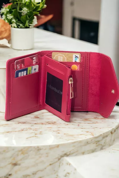 Accessorio portacarte portafoglio rosso elegante in morbida pelle da donna con bottoni a pressione e cerniere