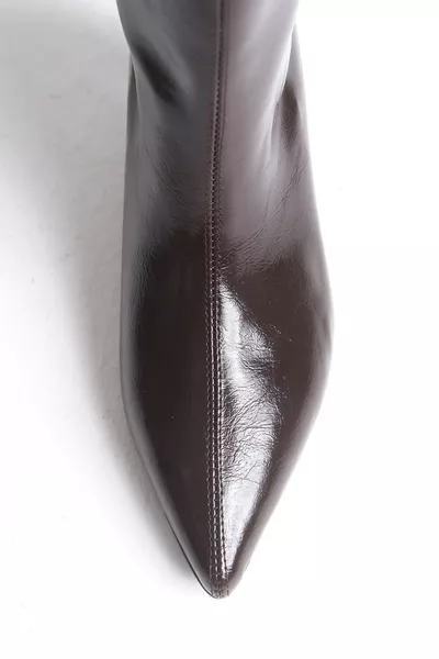 حذاء نسائي بجلد لامع بني بكعب عالٍ مدبب وطول فوق الركبة