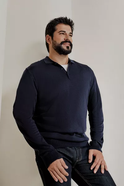 كنزة رجالية كحلية اللون من قماش مقاوم للتكتل، بقصة عادية وقياس قياسي وياقة بولو